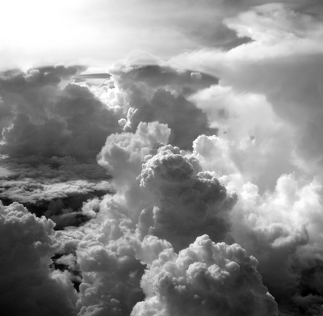 你生命中的雲層只是暫時的… 要放開一切拖累你的事… 對上帝來說沒有什麼是太過困難的…